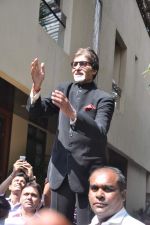 Amitabh Bachchan greets fans on his birthday outside his residence on 11th Oct 2012 (14).JPG